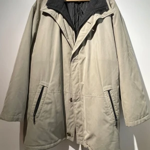 Beige parkajacka med dragkedjor - Parkajacka i gott skick💞