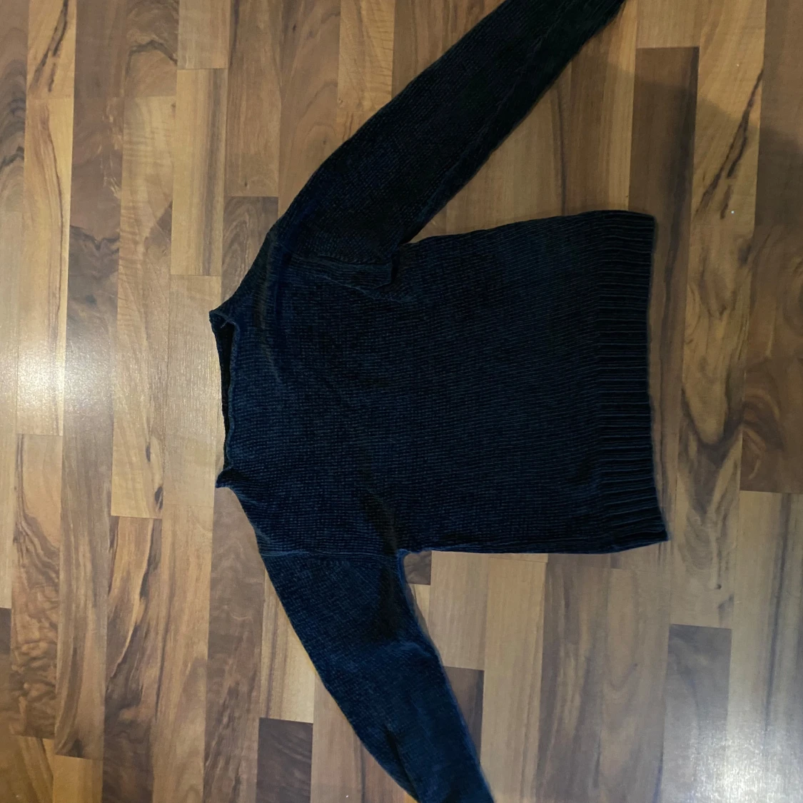 Svart stickad tröja med ribbad kant