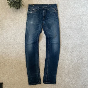 Blå Replay Jeans - Replay Jeans med snygg fade | Skick – 8/10 | Size – W32 L34 | Hör av dig vid minsta fråga eller fundering!! Midja: 40 cm Längd: 110 cm!