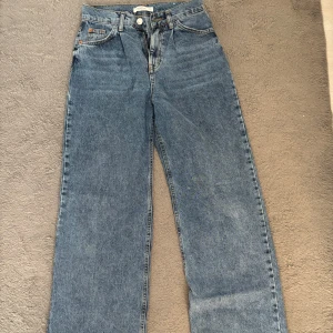 Blåa raka jeans från Pull&Bear - Klassiska blå jeans från Pull&Bear med rak passform och hög midja. Använd ett fåtal gånger. Hör av er för fler bilder💕