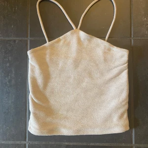 snygg beige topp - säljer denna jättesöta topp från gina! toppen är använd men har inga fläckar eller skador och är i bra skick!!