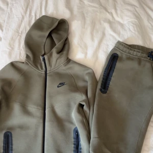 Nike tech  - Säljer min Nike tech då den inte kommer till användning, använd max 10 gånger. Pris går självklart att diskutera 