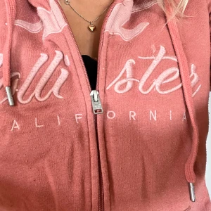 Hollister hoodie - Hollister hoodie med fluffig insida. Supermysig och fin. Lite nopprig över hela men inget man tänker på.