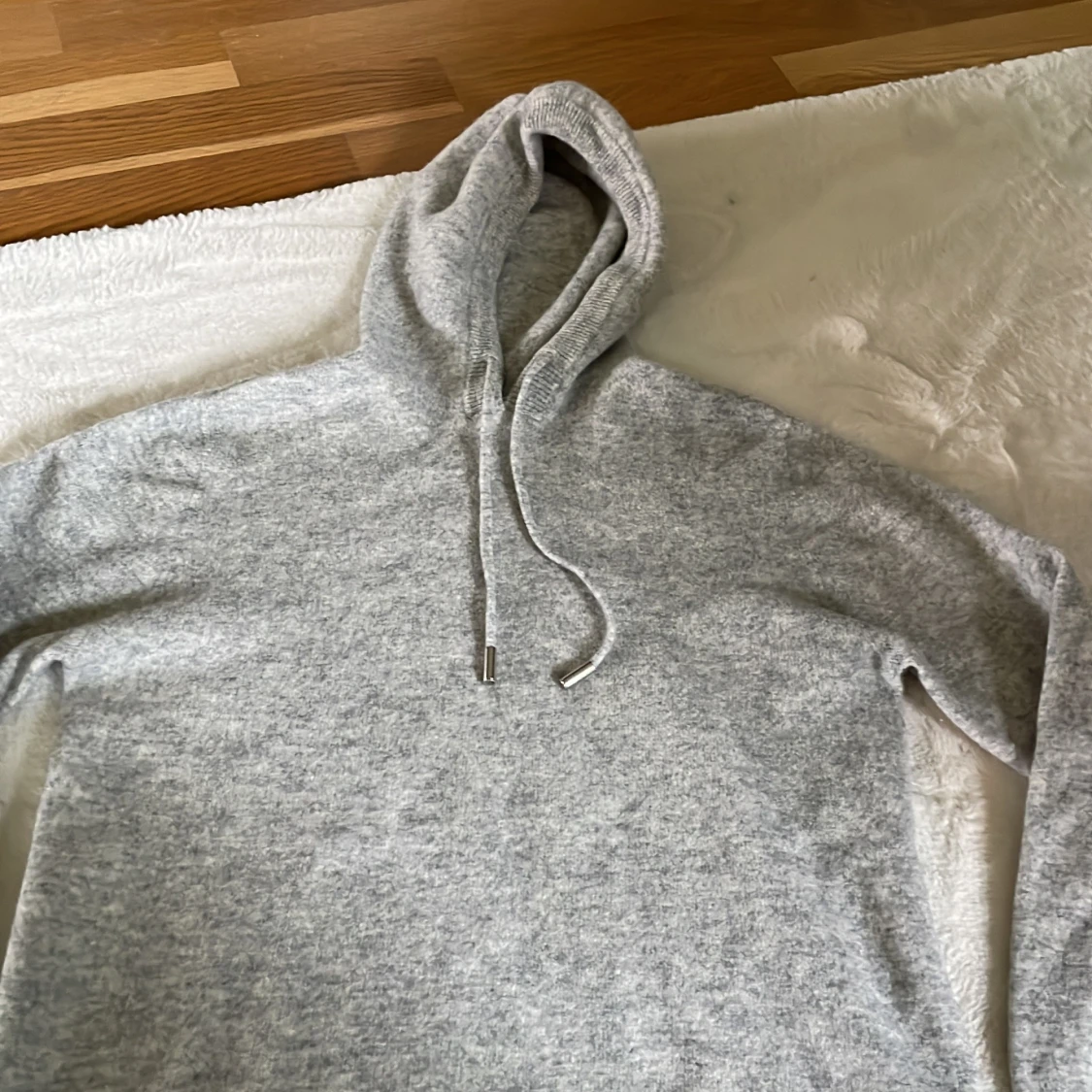 Grå hoodie i kashmir från Marcelino Atelier - 1