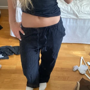 Svarta linnebyxor med snörning - Säljer ett par svarta linnebyxor från gina young, storlek 158/164 men byxorna är uppsydda 5cm ungefär