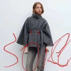 Grå kappa med bälte och hög krage - Söker!!!