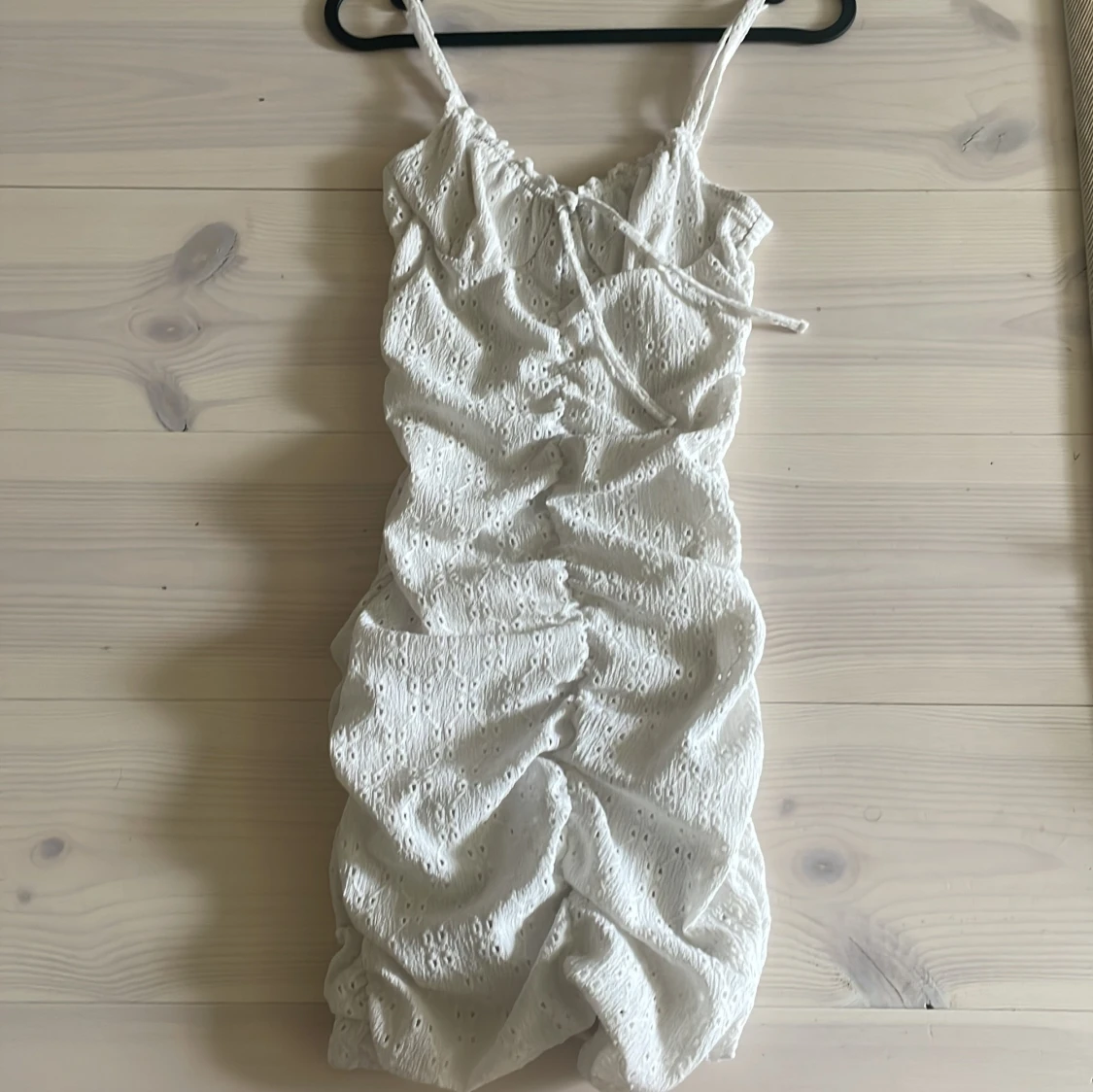 Vit kort klänning från DIVIDED