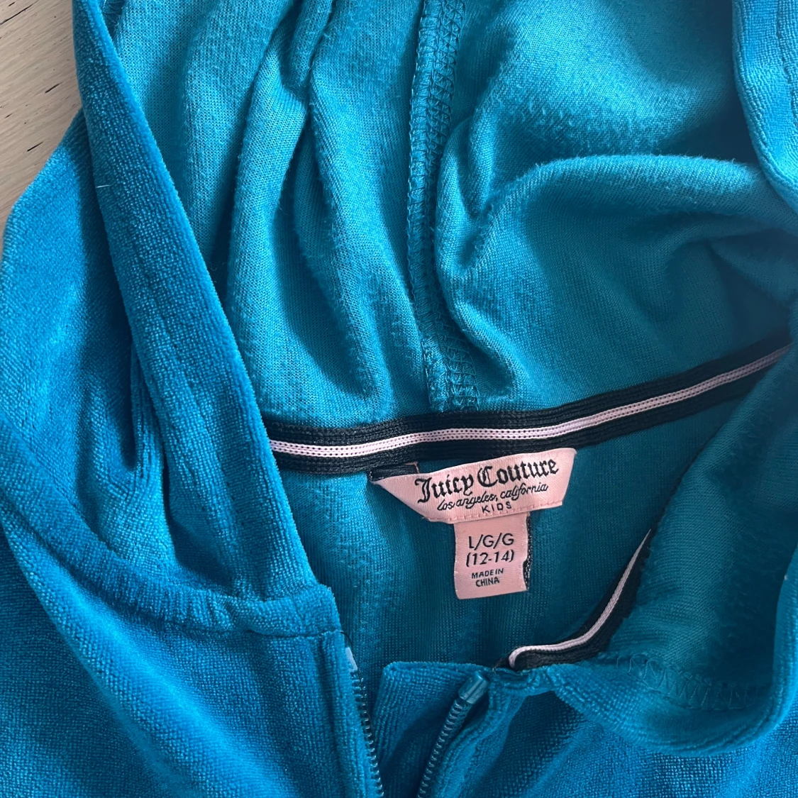Blå velour hoodie från Juicy Couture - 2
