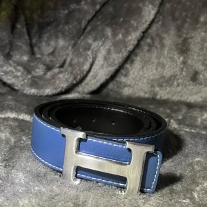 Snyggt mörkblått H-bälte  - Snyggt bälte med stort H på, helt nytt aldrig använt, skriv vid frågor!