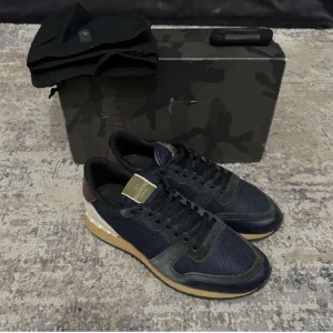 Valentino Skor - Modell: Rockrunners, storlek 42 men passar 43, bra skick. Inget medföljer. 