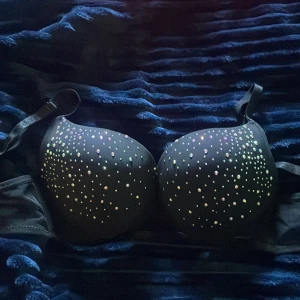 BH med diamanter på - Storlek 70B.