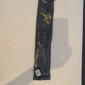 Glittrigt silverfärgat pannband Globus Sport - Snyggt pannband från Globus Sport i storlek Cob, med glittriga detaljer i silver som ger en extra touch till din hästutrustning. 