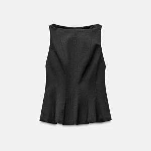 Grå figursydd topp från zara - Säljer en grå topp från zara använd 1 gång. Liten i storleken sitter som s