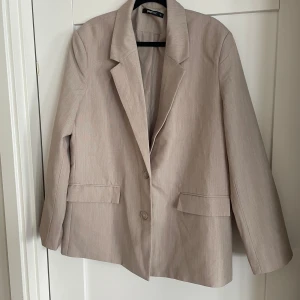 Beige kavaj  - Snygg beige kavaj från Gina Tricot i en oversizes modell. Aldrig använd så som ny!!💕