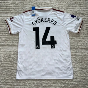 Gyökeres Arsenal special edition 25/26 - Hejsan! Helt ny Gyökeres-tröja med Premier League-märke. Helt oanvänd. Skaffa din innan Premier League starten 🫱🏻🫲🏻  Anledningen till att dessa tröjor kostar lite mer än de andra är att jag betalade för FedEx expressfrakt och tull, och jag vill ge dig chansen att få tröjan innan ligan drar igång 🤝🏼  Ha en trevlig helg  Zorro 🫱🏻🫲🏻 