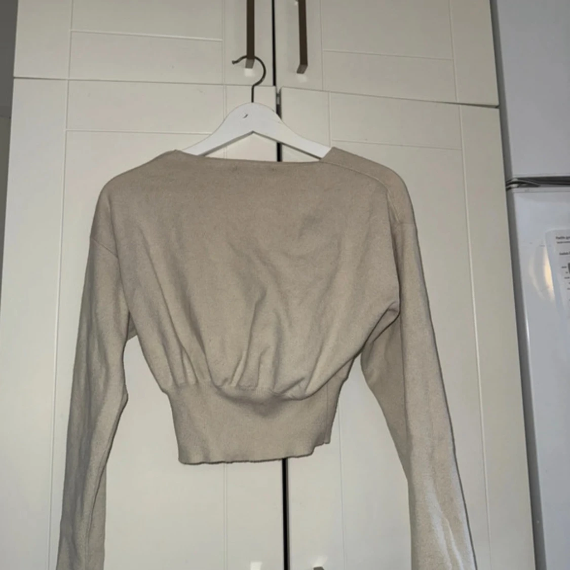 Beige omlott tröja från Bik Bok - 1