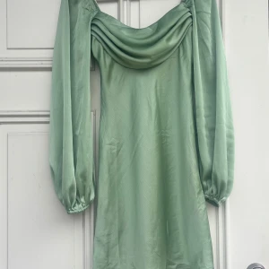 Grön kortklänning från Hello Molly - Snygg ljusgrön kortklänning från Hello Molly i stl XS