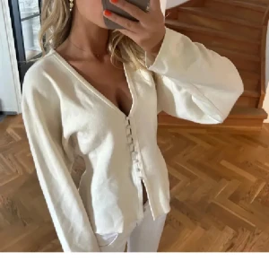 Vit kofta Gina  - Säljer denna snygga och populära kofta från Gina väldigt bra skick, kontakta för fler bilder (bilden är lånad)❣️
