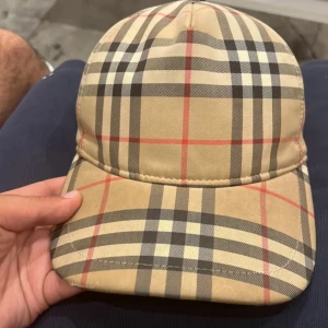 Burberry keps - Köpt på plick för 1500, helst byte mot gucci keps i storlek xs men går att köpa för ett bra pris.