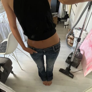 Coola jeans  - Snygga jeans med Y2K still, dragkedjor bak på fickorna och urtvättad färg. Storlek 36/38, passar mig lite baggy som vanligtvis har 34/36! Skriv för fler frågor. Måtten fins i tidigare inlägg. 
