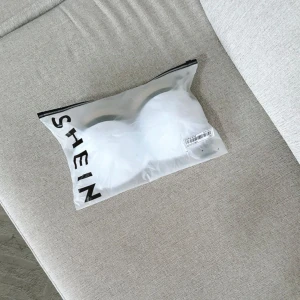 3-Pack push up bhar - 3-Pack push up bhar i svart, nude/beige & vit med avtagbara band. Storlek 70C men dom är små i storleken. Köptes för 199kr! FÖRST TILL KVARN!