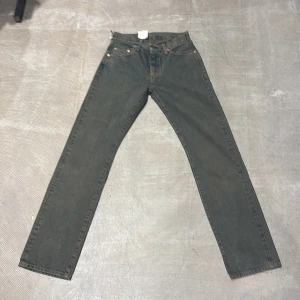 Levi's 505 Vintage Jeans W28 L32 Selvage - Säljer ett par Levi's Vintage 505 jeans i en mörkblå tvätt. Klassisk rak passform med fem fickor, gul kontrastsöm och ikonisk röd Levi's-tag på bakfickan. Jeansen är tillverkade i robust denim och har en snygg retrovibe. 100% selvage-bomull!