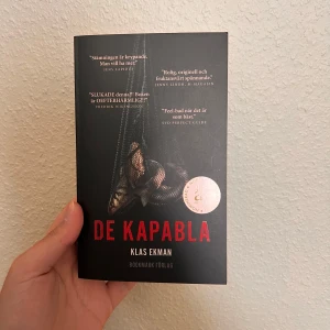 De kapabla - En mörk och spännande thriller om vanliga människor som dras in i en mardrömslik situation efter ett ödesdigert misstag. Perfekt för dig som gillar nervkittlande berättelser med oväntade vändningar och starka känslor.
