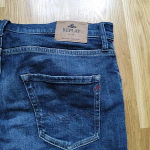 Mörkblå Replay Jeans  - Tjo gubbar!! Ett par replay Jeans säljes som är i jättebra skick bara använda en gång!! Som ny. Storlek 176cm. Checka gärna profilen för mer grisch kläder men mest Ralph Lauren kläder. Följ gärna också. Ha de gött.