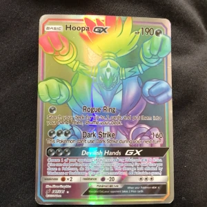 Hoopa GX - Cool och färgstark Pokémon GX-kort med Hoopa! Perfekt för samlare och spelare som vill boosta sitt deck med en kraftfull och unik karaktär. Kortet har holografisk yta och flera specialattacker. Ett måste för alla Pokémon-fans!