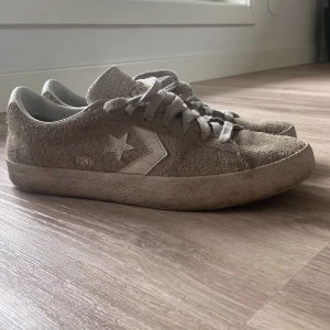 Beige Converse CONS sneakers mocka - Säljer ett par beige Converse CONS sneakers i mocka med klassisk stjärnlogga på sidan. De är lite slitna och smutsiga. Smutsen kan lätt tas bort. Jag bara orkar inte ta bort det. Hör av dig vid funderingar!🙌