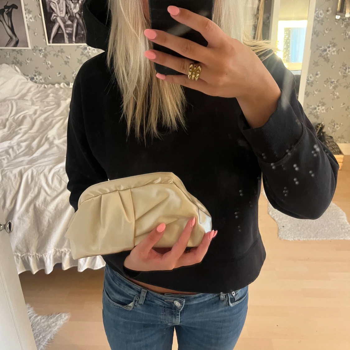 Champagnefärgad kuvertväska i satin - 2