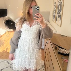 Vit klänning - Säljer min klänning som jag köpte inför skolavslutningen, bara använd då och därav helt i nyskick. Köpte från Bubbleroom för 800, säljer för 650. Skriv vid frågor eller bilder privat