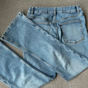 Blå bootcut jeans Zara - Snygga blå bootcut jeans ifrån Zara. De är midwaist och längst ner på benen är de ”uppklippta” vilket verkligen framkallar en sån unik look!🩵 Har burit dessa jeans ett antal gånger men skulle ändå säga att de ser som nya ut, super fint skick.🌟 Jag skulle dock säga att de är en aning korta i storleken. Jag är 165 cm lång och dessa jeans i denna storlek är tyvärr för korta på mig.❣️ Annars super bekväma och snygga jeans som passar oavsett stil eller tillfälle!🥹
