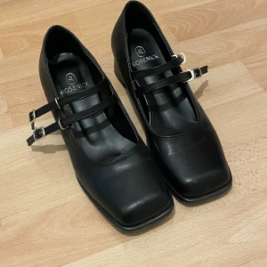Svarta Mary Jane-klackar  - Stilrena svarta Mary Jane-skor med blockklack. Tillverkade i syntetmaterial. Storlek 36 med 5cm klack. Har använt de endast en gång. Nypris: 300kr