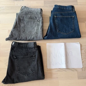 HOPE rush jeans - Tja! Jag säljer mina HOPE jeans i populära modellen ”RUSH”.  Sparsamt använda, fint skick overall, men avgör condition själva. Lite slitage längst ner vid hälen på blå o svarta. Unisex modell med den bästa passformen på ett par jeans om du frågar mig. Size: 32 Nypris: 2300:- kr   Mitt pris: 800:- kr styck ELLER 1799:- kr för alla.  Bättre pris vid snabb affär.  Frakt eller meetup i lokala Stockholm!   Ha en fin dag 🫶🏻  William