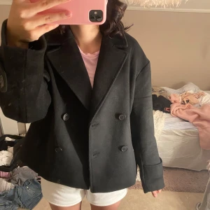 Svart kappa från Bubbleroom - Aldrig använd, endast testad. Säljer då den va stor i storleken, storlek S men hade kunnat passa storlek M också. Nypris 799kr, perfekt till vinter/höst💕 jag är 170cm som referens