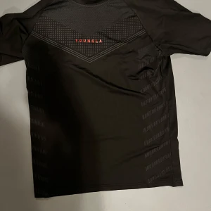 Youngla superhero compression  - Youngla superhero compression i väldigt bra skick och för en riktig steal