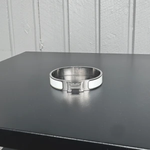 Hermes armband  - Snyggt och basic Hermes armband som aldrig kan gå fel | dessutom helt nytt - i helt sjukt bra kvalité | skriv gärna vid funderingar så svarar ja :)