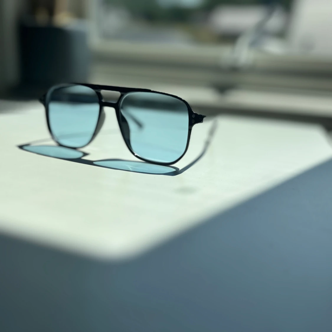 Svarta pilotbågar med blåtonade glas