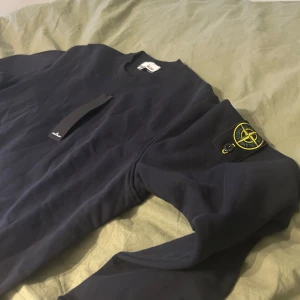 Mörkblå Stone Island sweatshirt - Säljer nu min endast prövade stone island sweatshirt i storlek M. Perfekt skick inga skavanker. Priset är inte hugget i sten så släng ett skambud och se om du tar hem den idag. Digitalt kvitto medföljer.