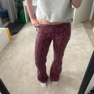Rosa zebramönstrade bootcut byxor - Köpta från NOMI uf företag. 