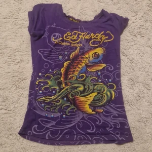 Ed Hardy tröja  - säljer en jättefin ed hardy tröja som helt enkelt inte är min stil längre, köpt på vinted men har själv haft på mig den 1-2 gånger.