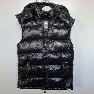Svart Moncler väst  - Varm Moncler väst                                                         Bra skick och använd