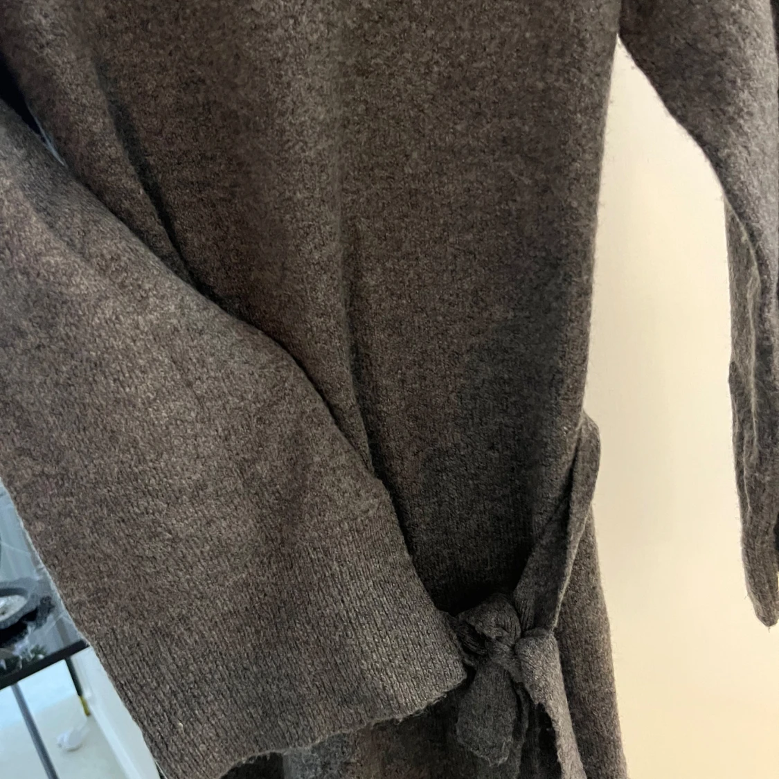 Mörkgrå stickad klänning med polokrage - 1