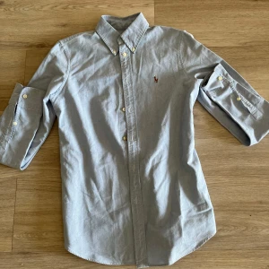 Polo Ralph lauren skjorta  - Säljer just nu en stilren 🎩polo skjorta i nyskick🤩hör av dig vid minsta fråga!  Med tanke på priset Passa på att ta din chans innan de är för sent💸🔥