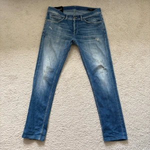 Dondup Jeans - Snygga blå jeans från dondup med modellen George! Storlek 33! Det finns ett litet hål som är lagat som ej syns när du bär dom!( Se bild 4) Pris 400! Ej hugget i sten !