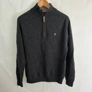 Morris halfzip  - Fint skick! Modellen är 185 och bär L passar S. Riktigt skönt och mjukt ull.