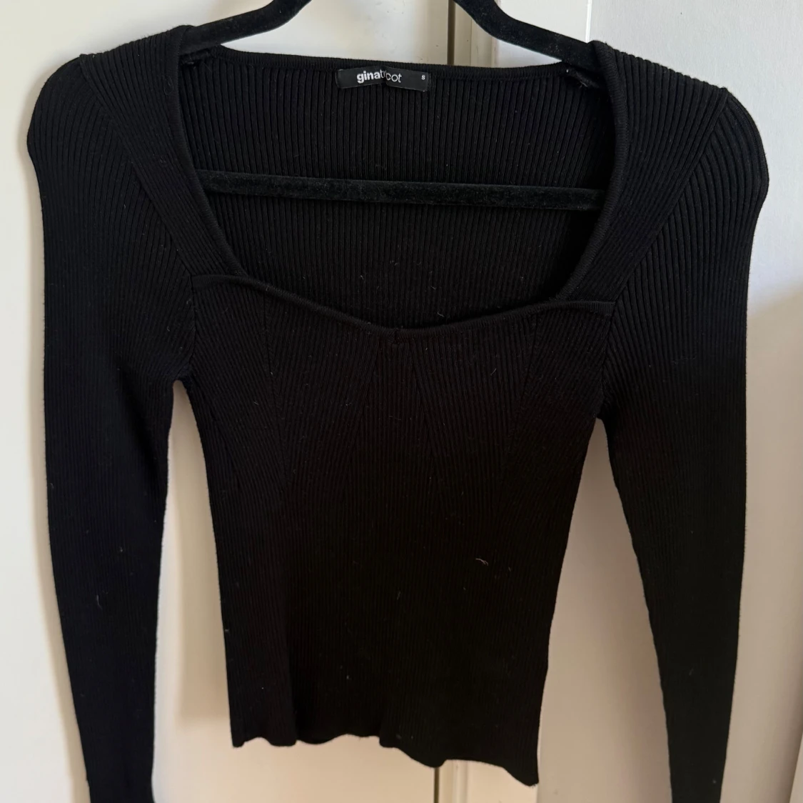 Svart ribbad tröja från Gina Tricot