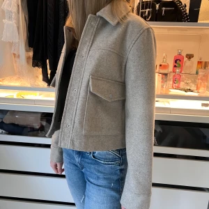 Beige overshirt i ullmix - Snygg beige jacka ifrån Zara. Finns ej kvar på varken hemsidan eller butik. Nästintill ny skick då den är använd ett par fåtals gånger