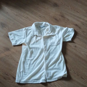 Frotté t-shirt  - Den är använd ca 10 gånger och är fin. Den är typ ljusgul blandat med vit. Perfekt för varma sommardagar. Pris kan diskuteras 